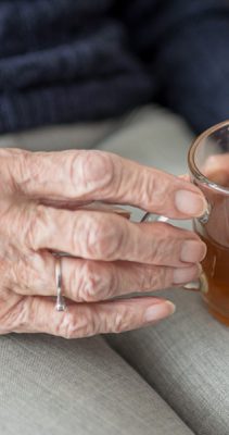 Beber té tres veces a la semana alarga la vida y la hace más saludable